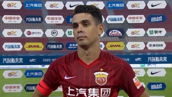 本片讲述的是一个年青女人尽力不懈的寻求真爱，苦苦寻觅真名皇帝的故事。这是一部介于《唐顿庄园》与《BJ独身日志》之间的片子。贝基比来方才年夜学结业，在一家没有甚么前程的公司工作。为何她就找不到本身的梦中恋人呢？她发现这个题目很难找到谜底，由于她发现本身都不敷领会本身。这场追爱之旅是如斯的古怪盘曲。这部恋爱笑剧就是90后寻求恋爱的缩影---他们不会艳服服装，手牵手，安步在塞纳河畔，也不会坐在炫酷的摩托车上抱紧一个型男的胸膛；而是喜好陌头买醉，穿梭于寒暄场所，与伴侣密切接触。英国广播公司一号广播评论道：这部